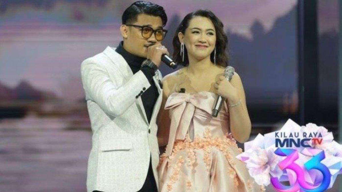 Potret Happy Asmara yang dicurigai sedang hamil karena penampilannya yang makin berisi.