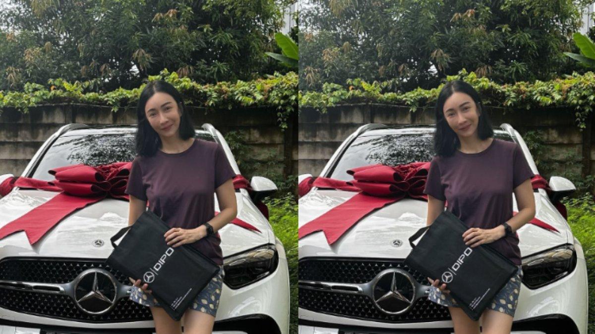 Potret Ibu Livy Renata pamer mobil baru