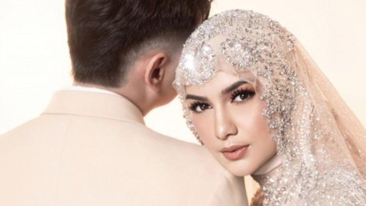 Potret Irish Bella bersandar di bahu pria misterius