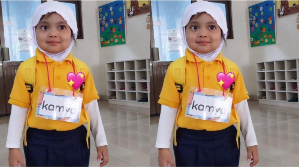MOMEN MASUK SEKOLAH - Potret Kamya anak kedua Fitri Tropica tampak menggemaskan dengan seragam lengkapnya di hari pertama masuk sekolah.