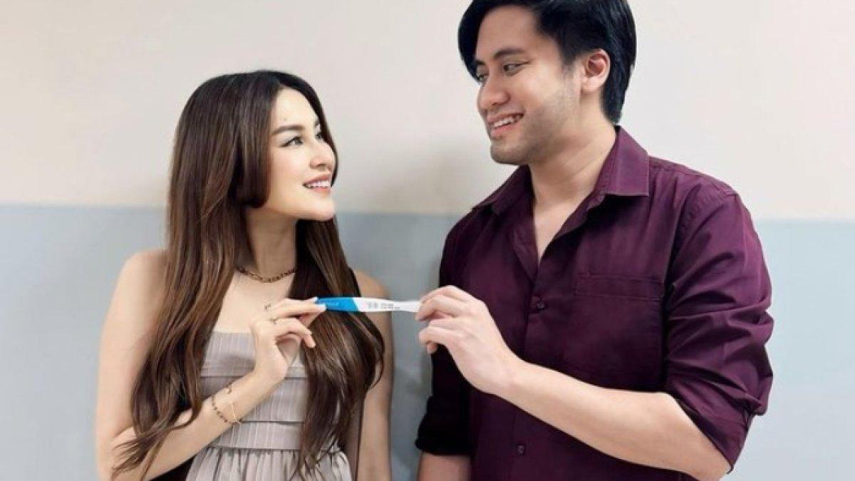 Potret Kevin Aprilio dan Vicy Melanie umumkan kehamilan anak pertama