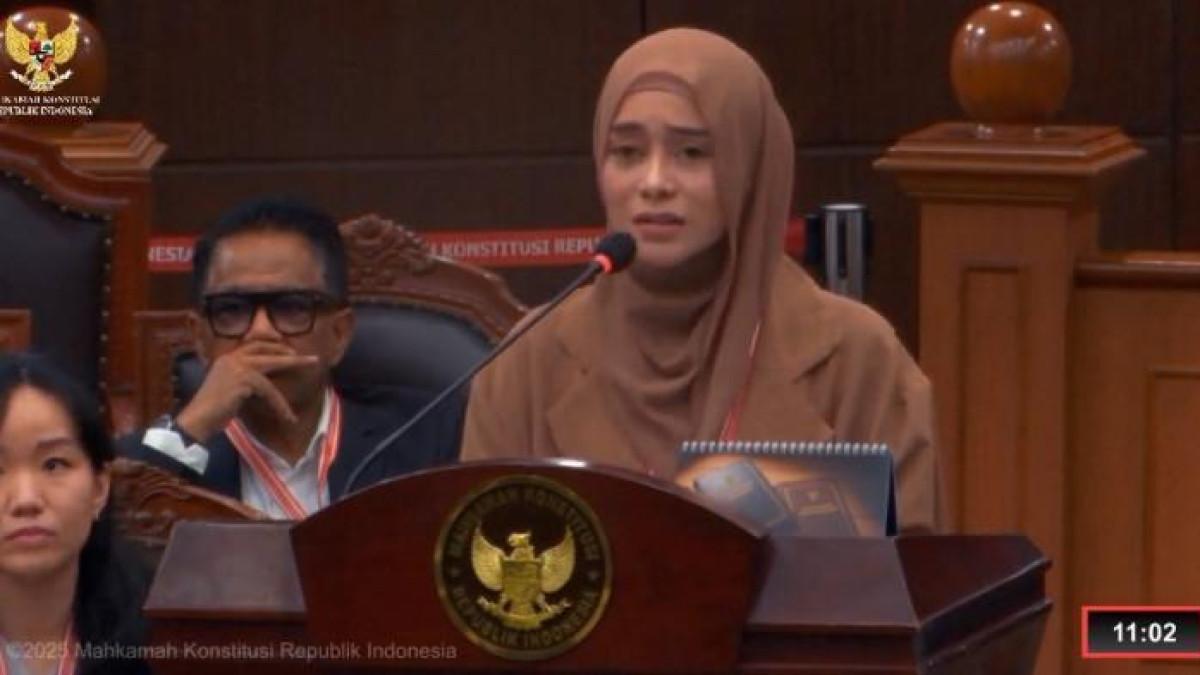 LESTI HADIRI SIDANG MK - Potret Lesti Kejora nyaris menangis di sidang MK di Mahkamah Konstitusi, Selasa (22/7/2025).