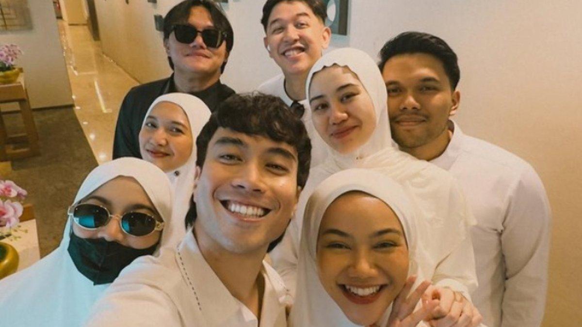 Potret Mahalini umrah di usia kehamilan 7 bulan.