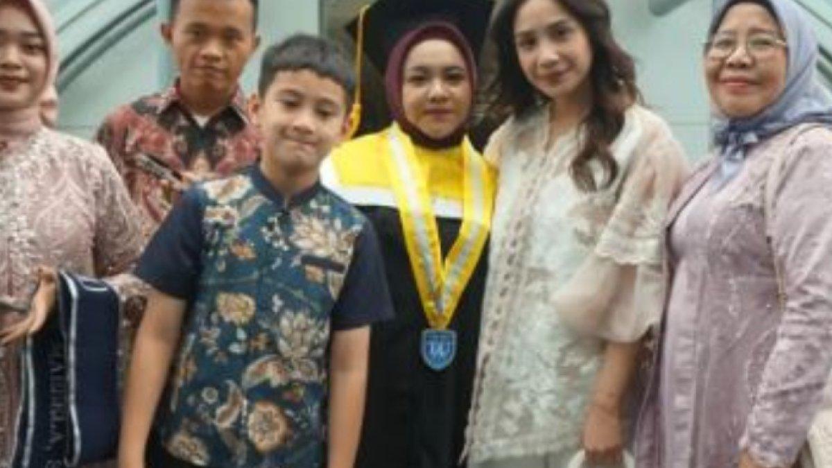 Potret Mbak Lala Pengasuh Rafathar Wisuda S1