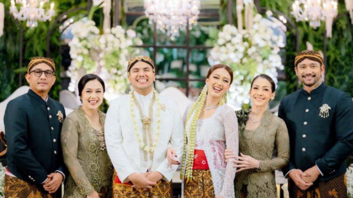 Potret Mieke Amalia dan Anggraini Kadiman di akad nikah Nabila Sudiro