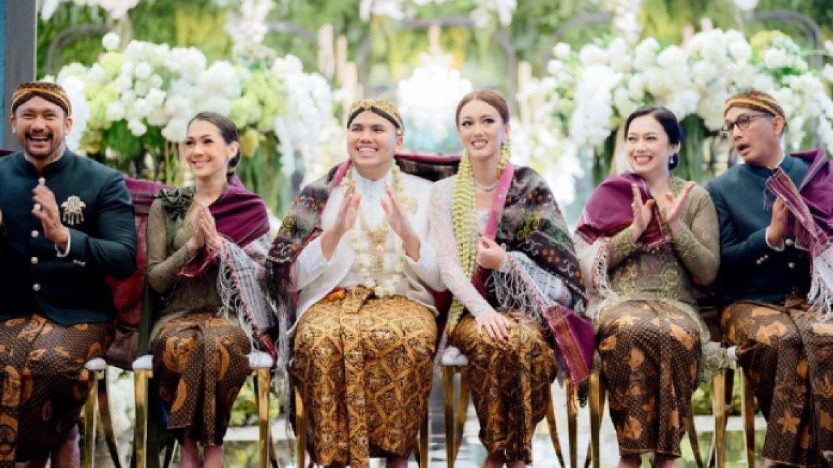 Potret Mieke Amalia dan Anggraini Kadiman saat prosesi Mangulosi Mandailing