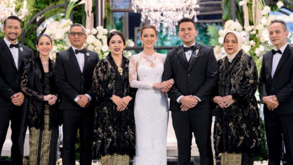 Potret Mieke Amalia dan Anggraini Kadiman saat resepsi pernikahan Nabila Sudiro