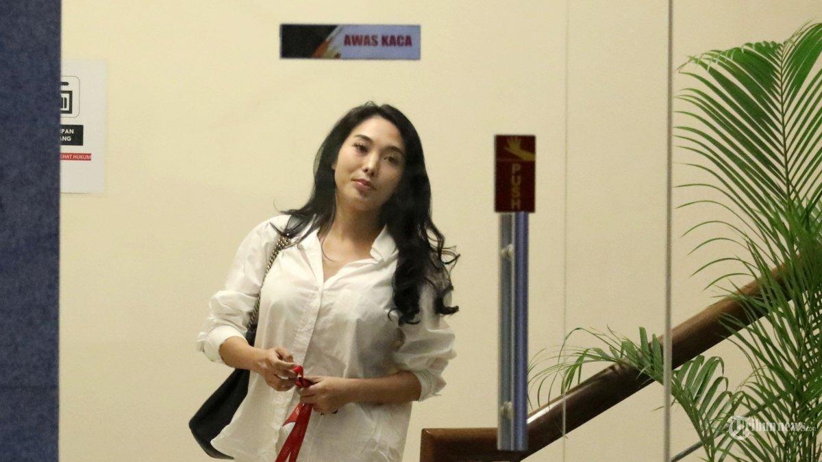 Potret Nayunda Nabila setelah menjalani pemeriksaan di Gedung Merah Putih KPK