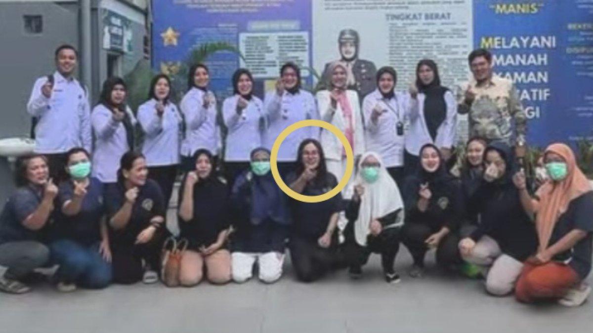 KABAR NIKITA DI PENJARA - Potret Nikita Mirzani mengikuti pembinaan dan keterampilan meracik jamu tradisional.