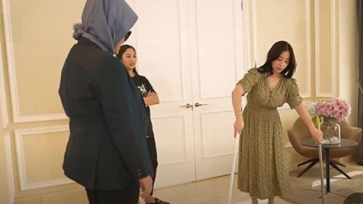 Potret Nikita Willy belajar menyapu.