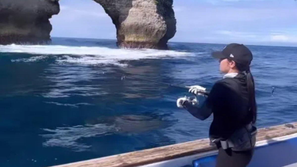 Potret Prilly Latuconsina di laut lepas