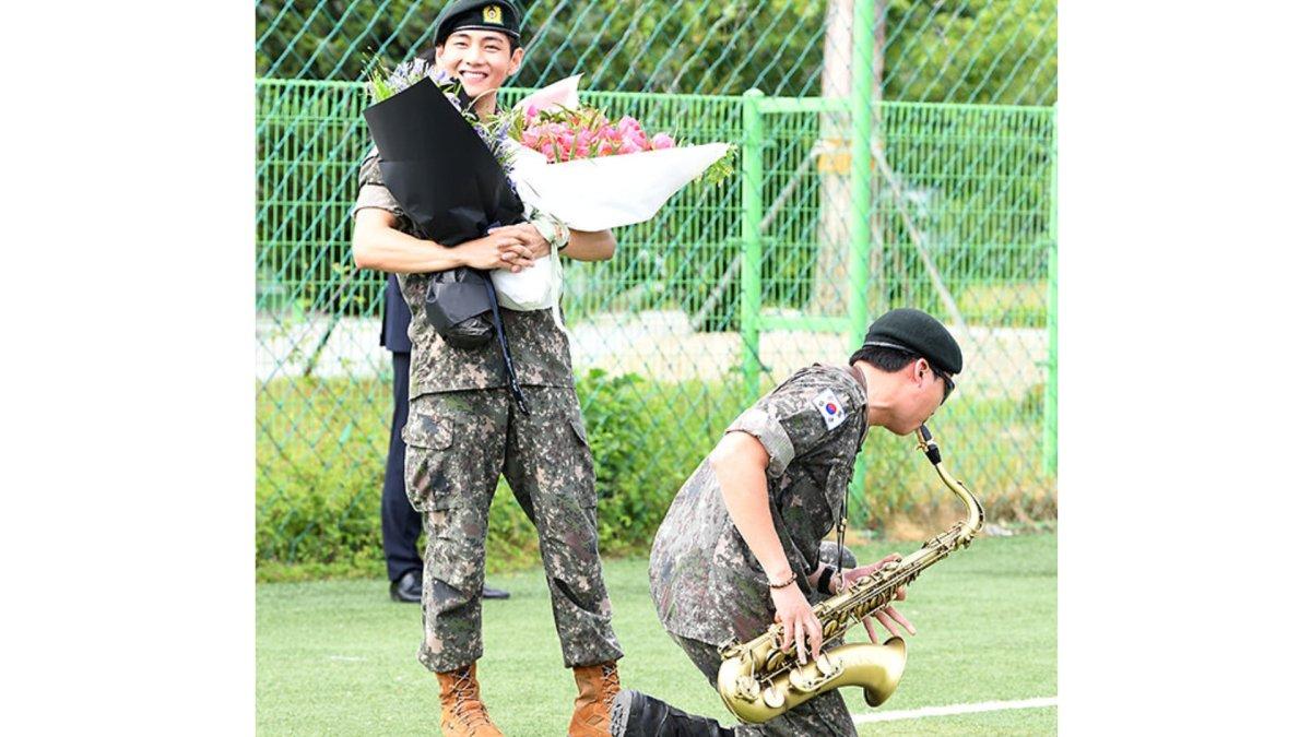 Potret RM dan V BTS selesai menjalankan wajib militer.