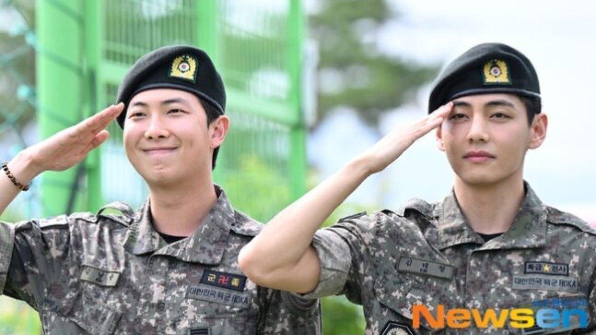 Potret RM dan V BTS selesai menjalankan wajib militer.