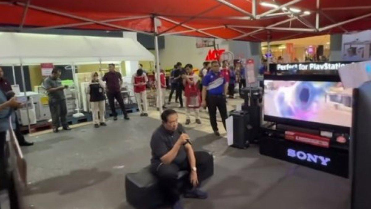 Potret SBY karaoke di mal