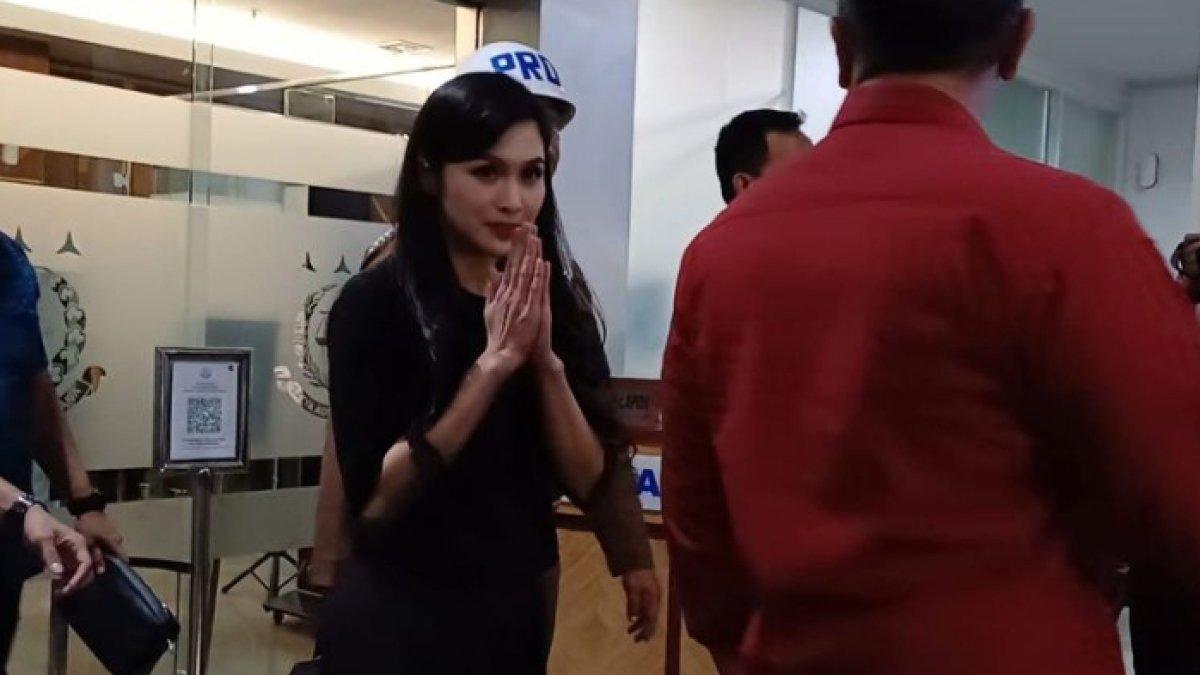 Potret Sandra Dewi usai jalani pemeriksaan selama 10 jam