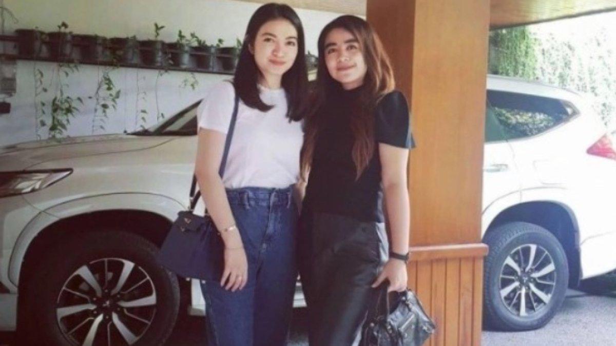 GAYA SELVI ANANDA - Potret Selvi Ananda dan kakaknya, Dita Andini, kompak tenteng tas branded saat ngemal bareng.