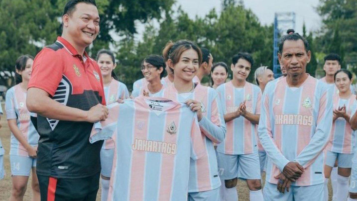 Potret Sintya Marisca saat main bola