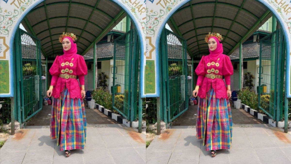 Potret Zaskia Gotik pakai baju tradisional Betawi