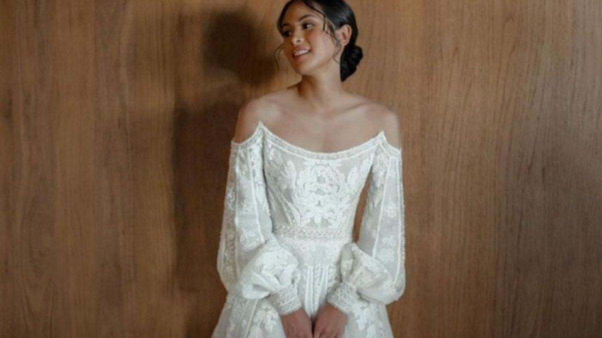 Potret artis pakai gaun pernikahan yang dirancang oleh desainer ternama Hian Tjen.