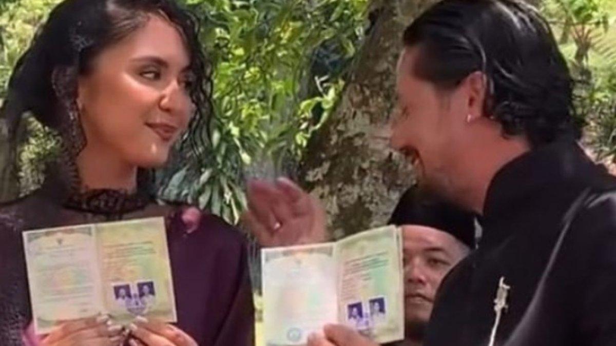 Potret bahagia Keenan Pearce dan Tasha Serena pamer buku nikah.