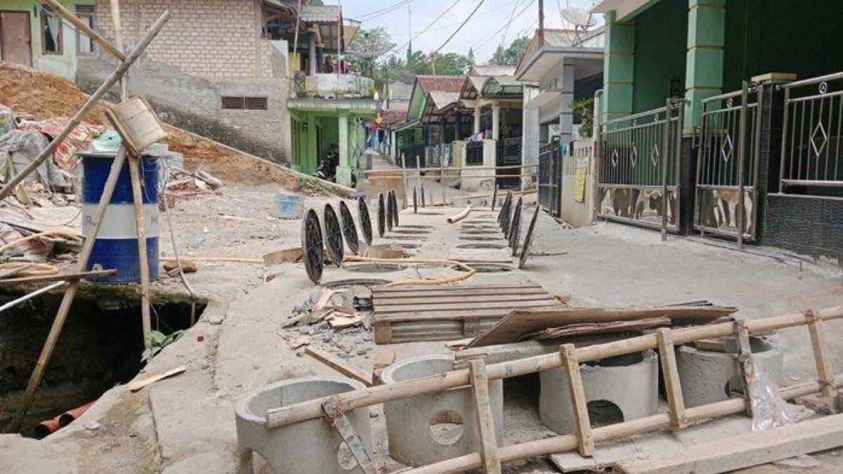 POTRET Belasan Septic Tank Dibuat di Tengah Jalan di Ciawi Bogor, Telan