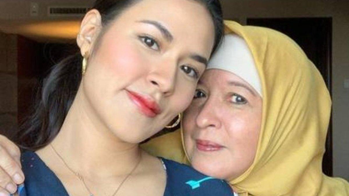 IBU RAISA KANKER - Potret kedekatan Raisa dengan ibundanya yang kini idap kanker paru-paru.