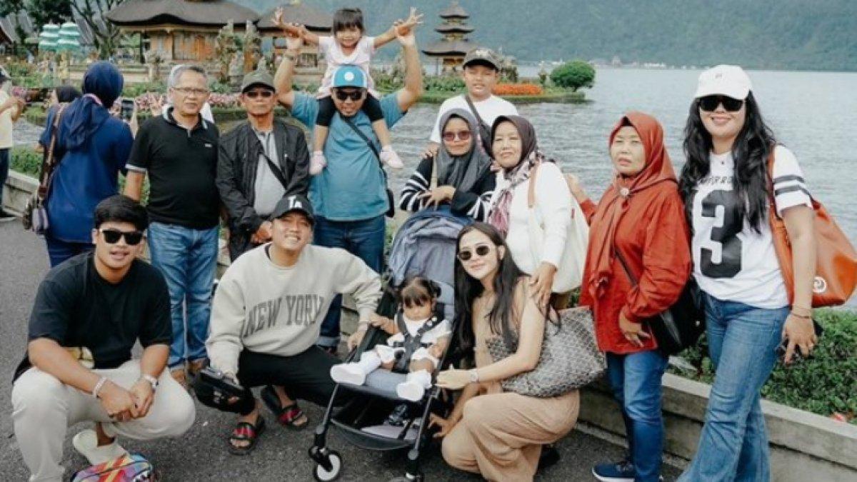 Potret keluarga besar Denny Caknan dan Bella Bonita
