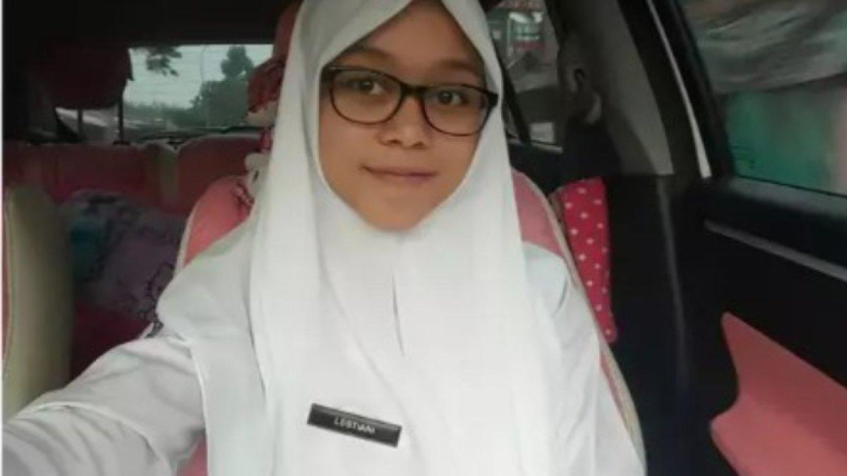 LESTY SAAT SEKOLAH - Potret lawas Lesti Kejora saat masih SMA. Kenakan kacamata dan hijab.