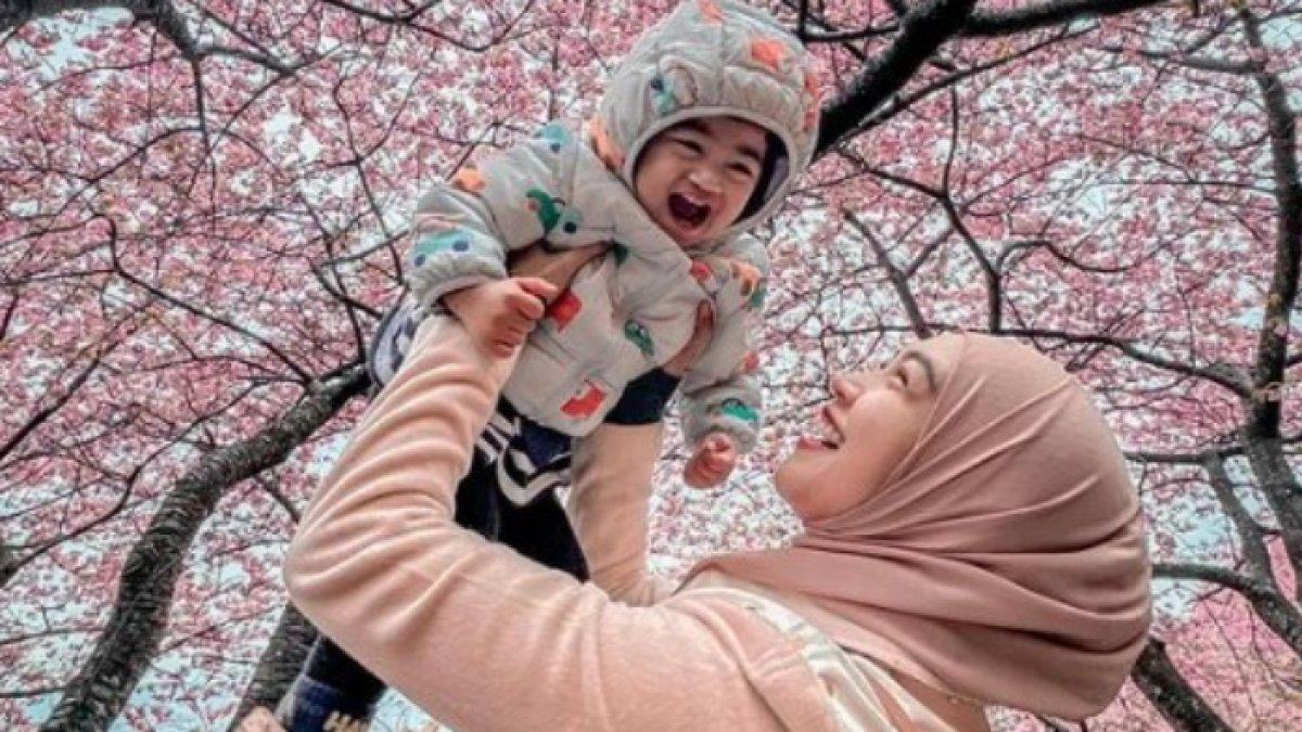 5 Potret Ria Ricis Liburan ke Jepang Saat Proses Cerai, Moana Gemas ...