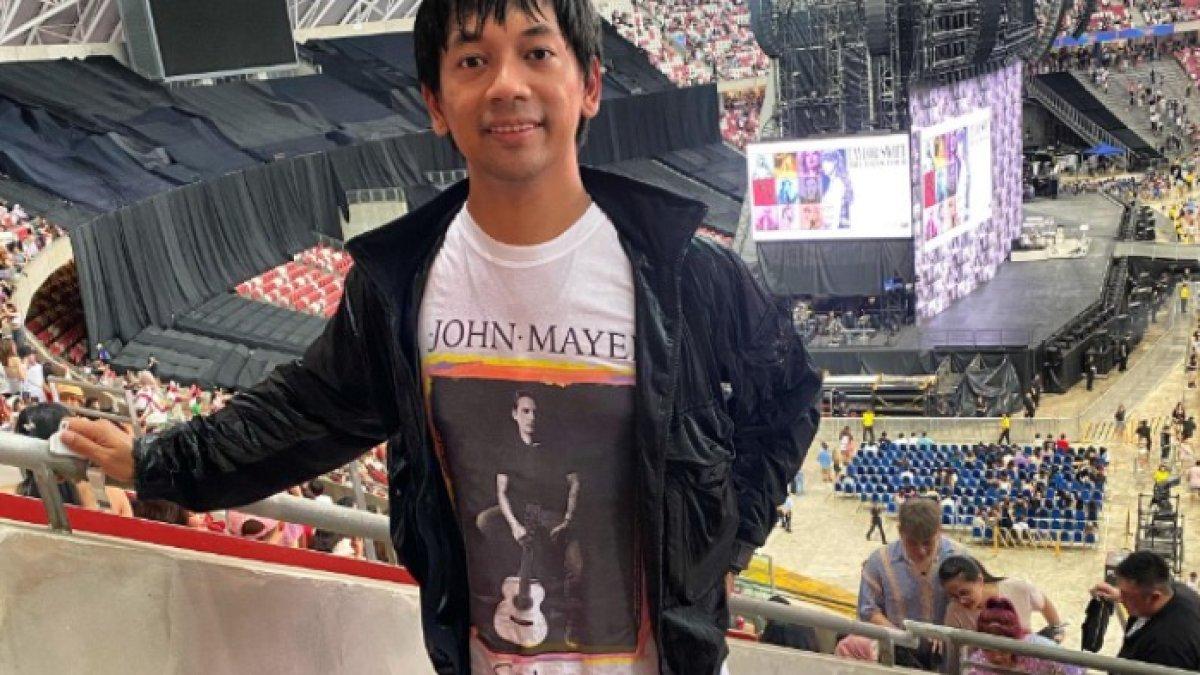Potret penampilan Rian D'Masiv saat nonton konser Taylor Swift di Singapura.
