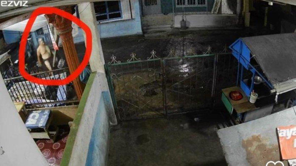 Potret pria keliling komplek pakai celana dalam tiap malam jumat