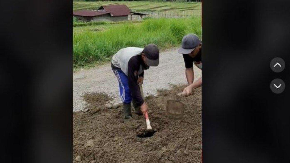 Potret pria rela panas-panasan demi perbaiki jalan rusak di Bengkulu