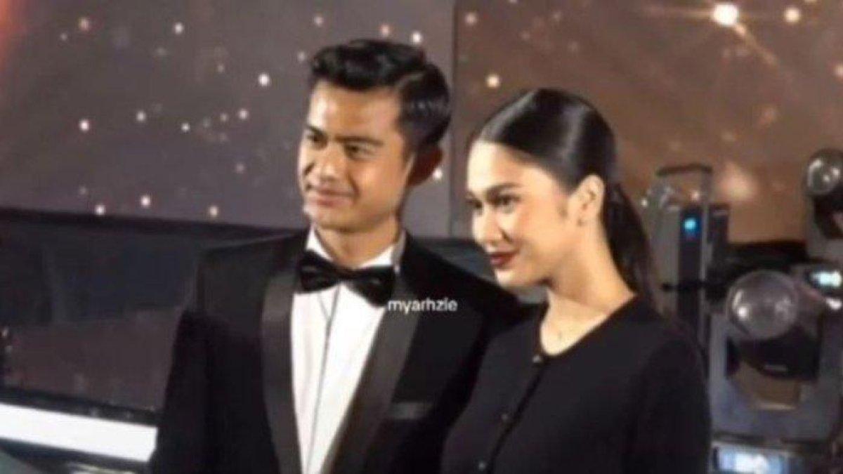 Pratama Arhan dan Azizah Salsha tampil berdua di publik, serasi mengenakan outfit serba hitam.