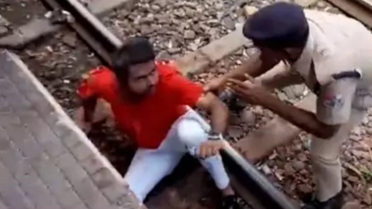 Prateek Kumar, pria India jatuh ke rel saat kereta melaju.