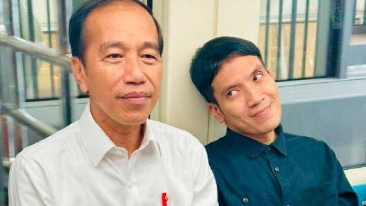 Presenter Desta mendampingi Presiden Jokowi menjajal LRT dari Stasiun Jatimulya, Bekasi ke Stasiun Dukuh Atas, Jakarta pada Kamis (10/8/2023).