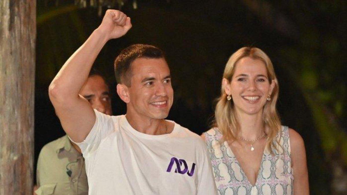 Presiden Ekuador dari Partai Aksi Demokratik Nasional, Daniel Noboa merayakan kemenangan bersama istrinya Angela Lavinia Valbonesi pada 15 Oktober 2023. Sosoknya adalah putra dari taipan pisang.