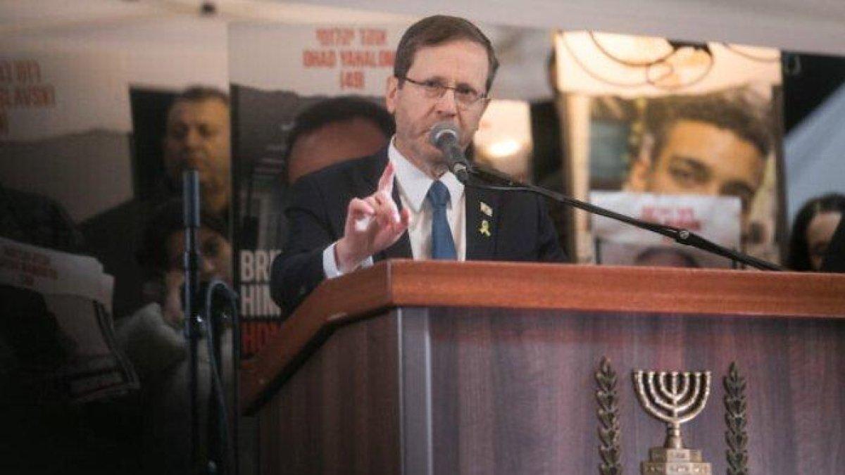 Presiden Isaac Herzog tampak kelimpungan saat ribuan masa menyoraki kalimat hujatan kepada Herzog saat ia berpidato di rapat umum 24 jam di Tel Aviv yang menandai 100 hari perang Gaza.
