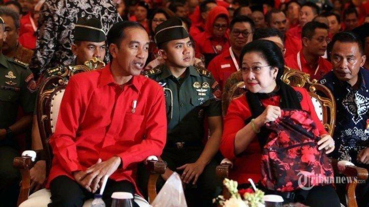 Presiden Joko Widodo (Jokowi) bersama dengan Ketua Umum PDIP Megawati Soekarnoputri. (TRIBUNNEWS/IRWAN RISMAWAN)