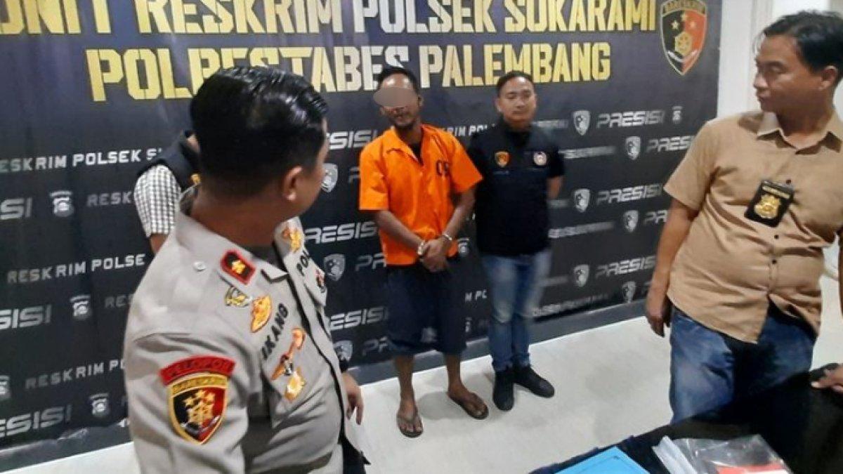 Polsek Sukarami, Palembang menggelar konfrensi pers terkait penangkapan seorang pria yang mencuri Iphone 14 Pro Max milik korban kecelakaan, Jumat (13/10/2023).