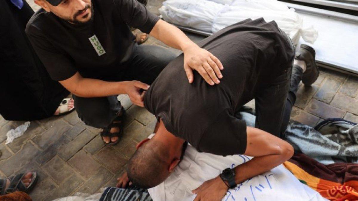 Seorang pria Palestina meratapi jenazah yang tewas akibat serangan Israel di Rafah, Jalur Gaza selatan, Selasa (7/11/2023), dalam lanjutan perang Hamas vs Israel terbaru.