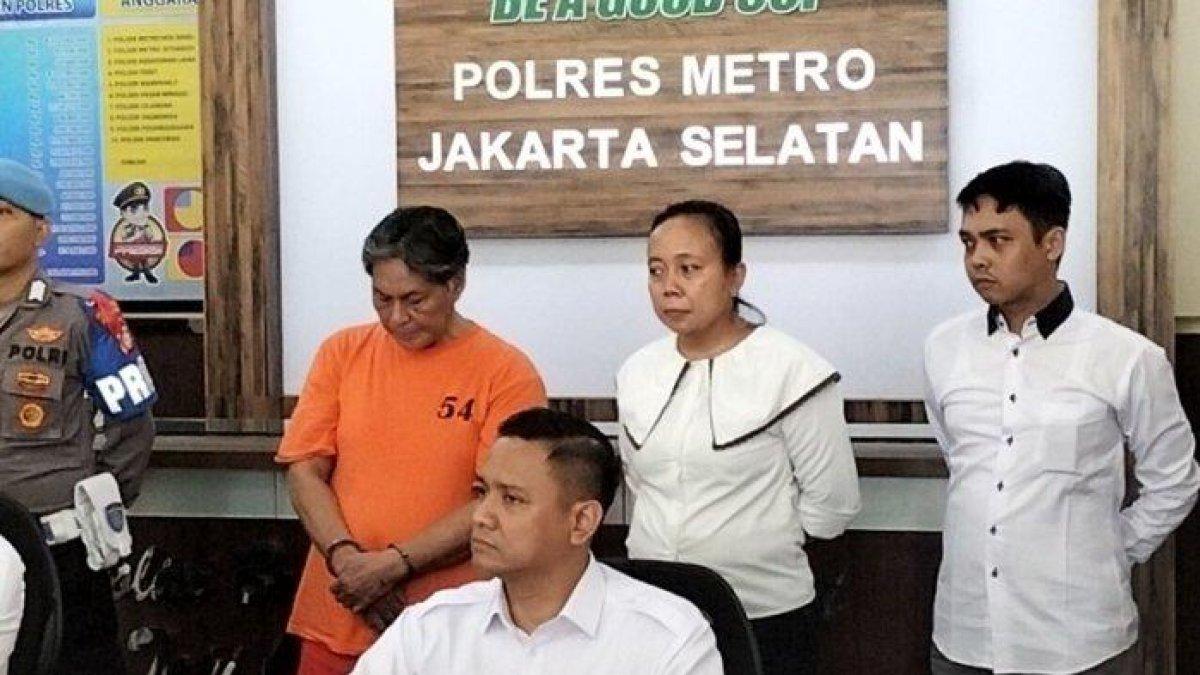 Tampang Jali Kartono (berbaju tahanan), tersangka kasus pembakaran istrinya, saat dihadirkan dalam jumpa pers di Polres Metro Jakarta Selatan, Senin (4/12/2023).
