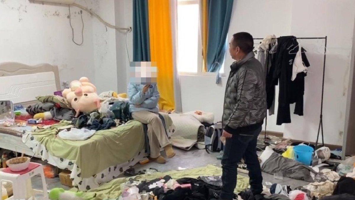 Suami syok lihat rumahnya penuh sampah. Istrinya tak bisa bersihkan rumah cuma main HP seharian.