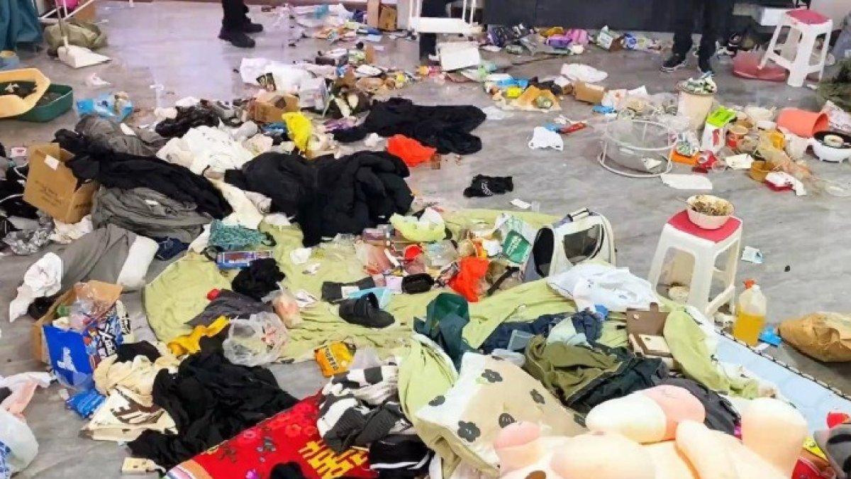 Rumah penuh sampah karena istri tak bisa bersihkan cuma main HP seharian.