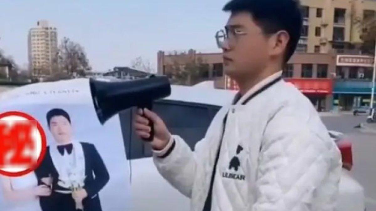 Pria di China demo di depan rumah istrinya yang menghilang setelah baru dinikahi sebulan, minta uang mahar dikembalikan.