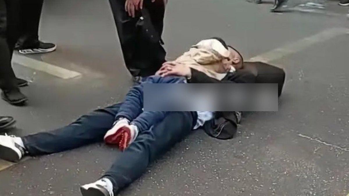 Pria di China menangis di jalan membawa anak setelah ditinggal istri kabur dengan pria lain.