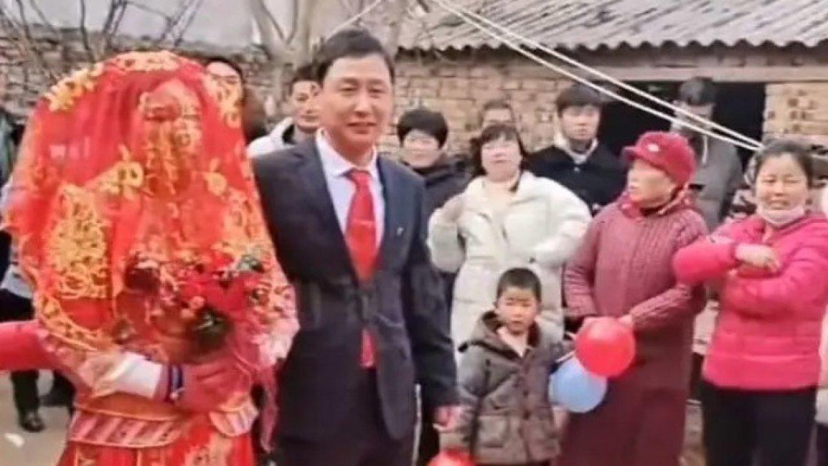 Pria di China menikahi cinta pertama yang sudah janda dan punya 5 anak.