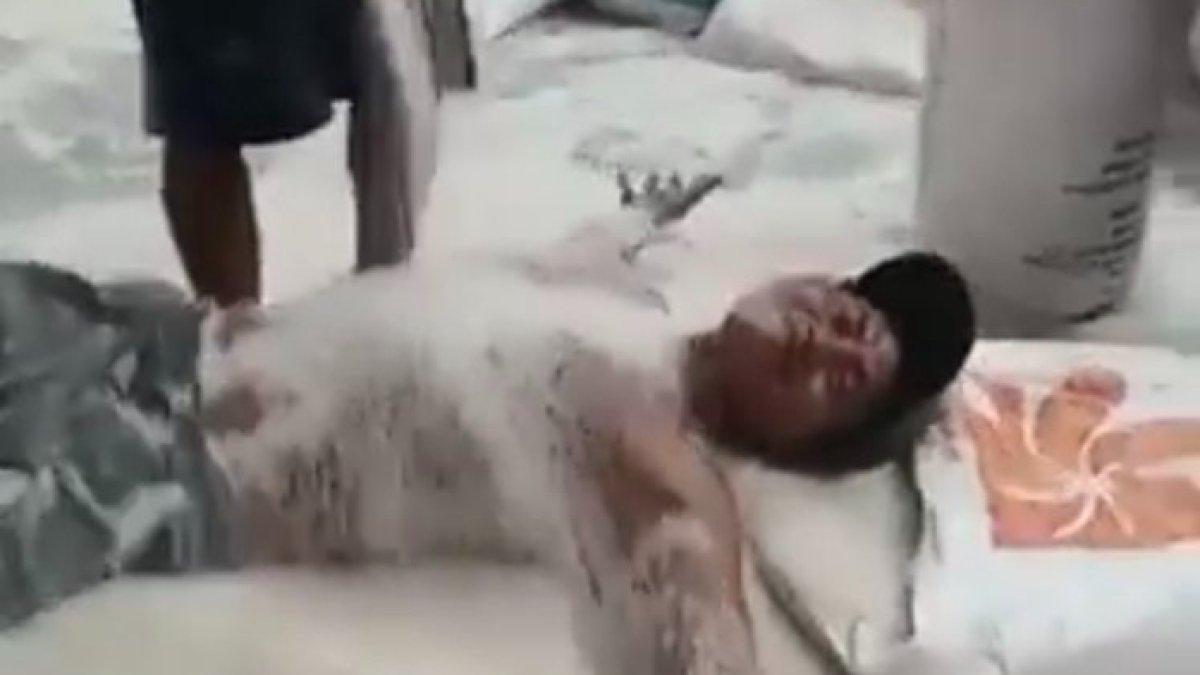 Pria mandi beras di Bulog Surabaya Utara
