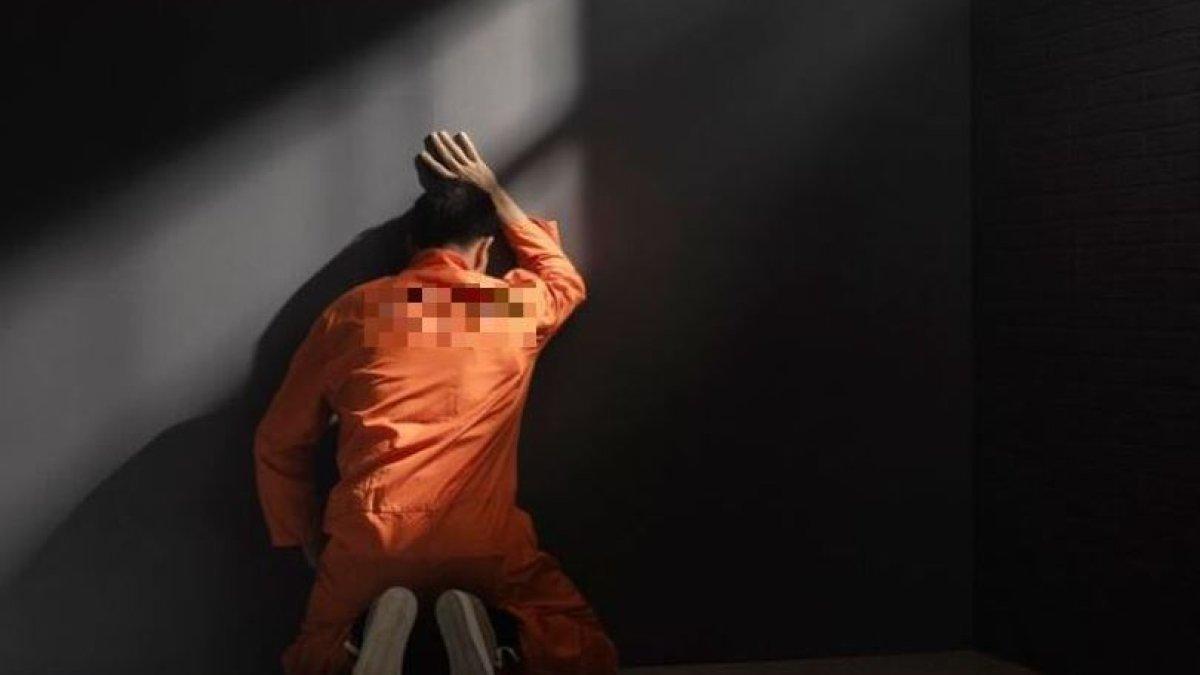 Pria memiliki kecanduan seksual dan sering menonton film porno di rumah.