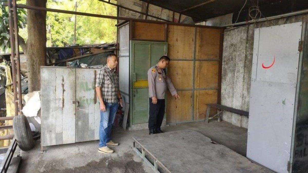 Pria syok ada sesuatu yang bergerak-gerak di depan bengkel las