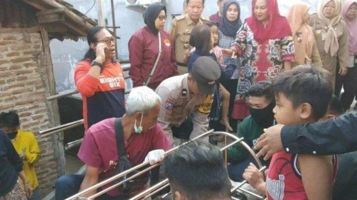 Proses evakuasi AA (22), ibu muda dua anak yang ditemukan tewas di rumahnya di Jalan Sendangguwo Selatan, Kelurahan Sendangguwo, Kecamatan Tembalang, Semarang pada Senin (28/8/2023).